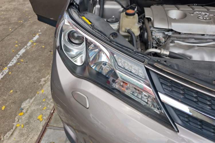 Used Toyota RAV4 2015 2.5L Automatic 4x4 Elite Edition Right Front Headlight