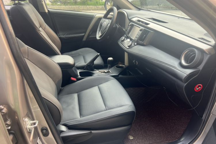 Used Toyota RAV4 2015 2.5L Automatic 4x4 Luxury Edition Right Front Seat