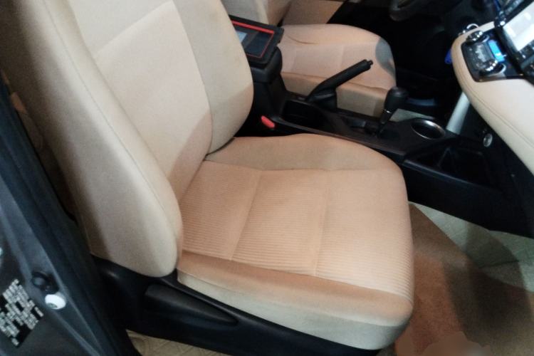 Used Toyota RAV4 2015 2.0L CVT Two-Wheel Drive Fashion Edition Right Front Seat