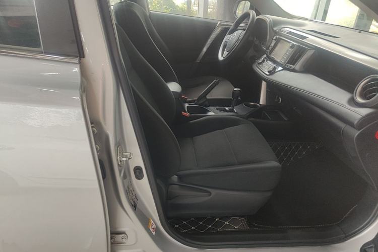Used Toyota RAV4 2015 2.0L CVT Two-Wheel Drive Fashion Edition Right Front Seat