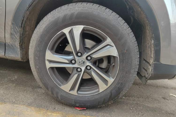 Used Toyota RAV4 2015 2.0L CVT Two-Wheel Drive Fashion Edition Right Front Wheel Hub