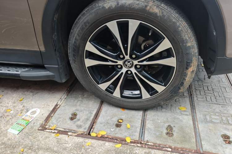 Used Toyota RAV4 2015 2.5L Automatic 4x4 Elite Edition Right Front Wheel Hub
