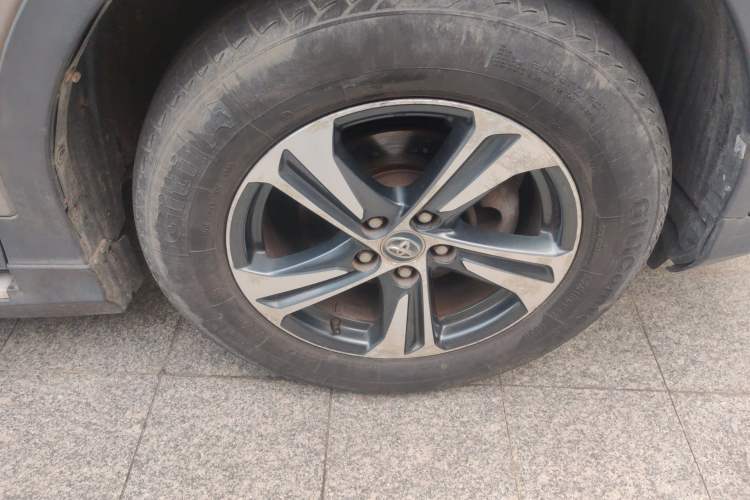 Used Toyota RAV4 2015 2.0L CVT Two-Wheel Drive Urban Edition Right Front Wheel Hub