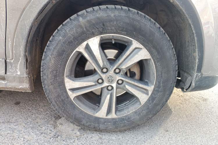 Used Toyota RAV4 2015 2.0L CVT Two-Wheel Drive Fashion Edition Right Front Wheel Hub