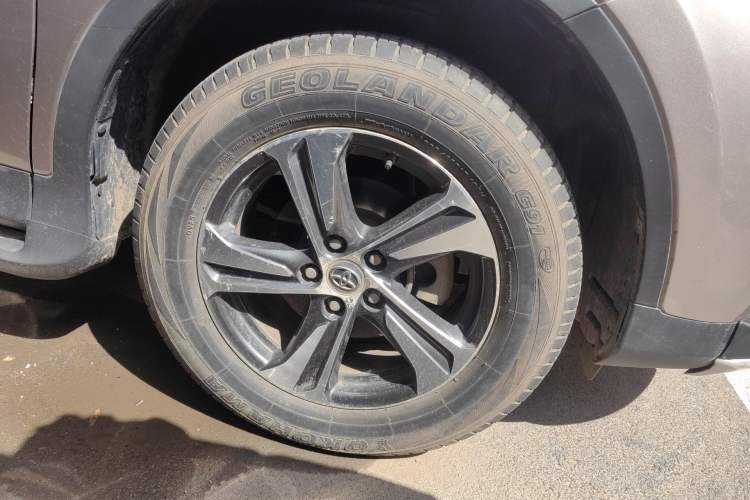 Used Toyota RAV4 2015 2.0L CVT Two-Wheel Drive Fashion Edition Right Front Wheel Hub