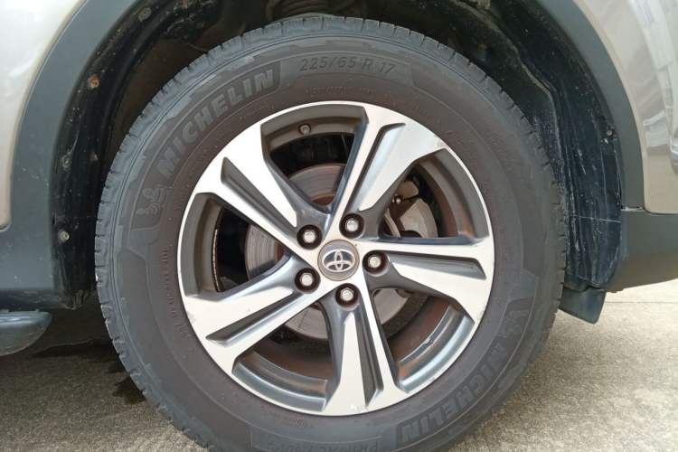 Used Toyota RAV4 2015 2.0L CVT Two-Wheel Drive Fashion Edition Right Front Wheel Hub