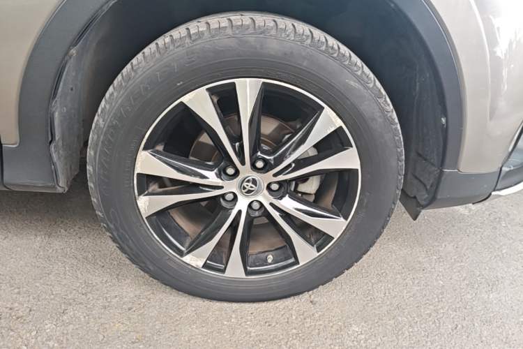 Used Toyota RAV4 2015 2.5L Automatic 4x4 Elite Edition Right Front Wheel Hub