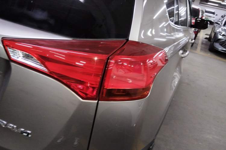 Used Toyota RAV4 2015 2.0L CVT Two-Wheel Drive Fashion Edition Right Rear Taillight