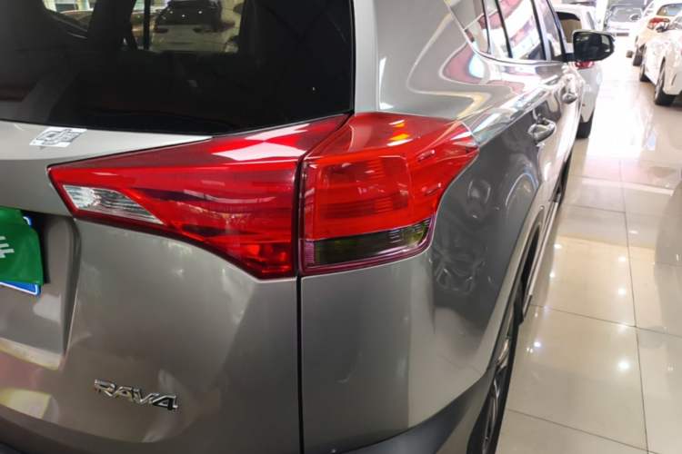 Used Toyota RAV4 2015 2.0L CVT Two-Wheel Drive Fashion Edition Right Rear Taillight