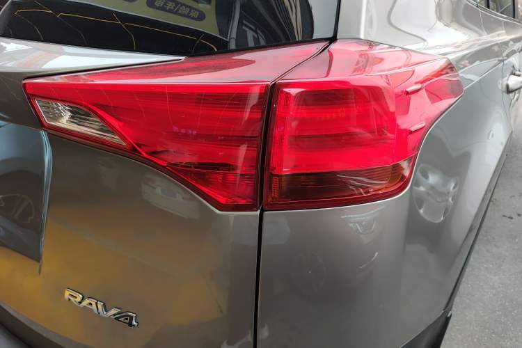 Used Toyota RAV4 2015 2.0L CVT Two-Wheel Drive Fashion Edition Right Rear Taillight