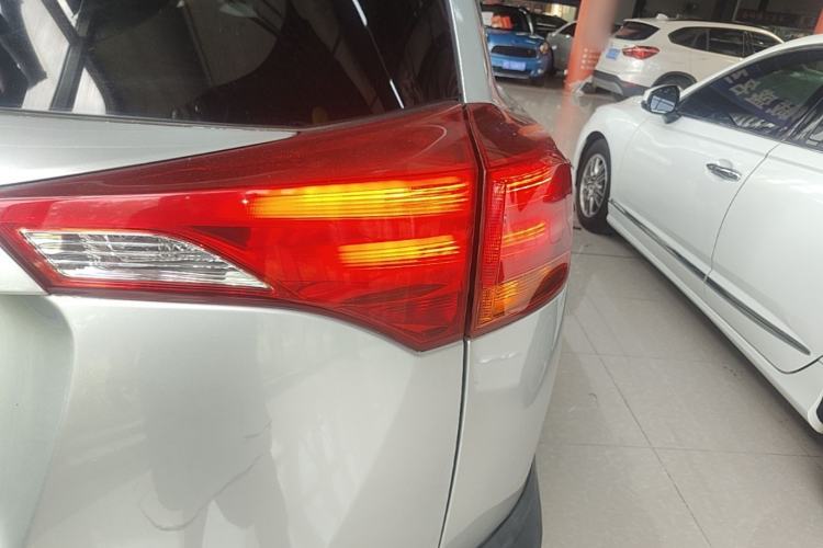 Used Toyota RAV4 2015 2.0L CVT Two-Wheel Drive Fashion Edition Right Rear Taillight