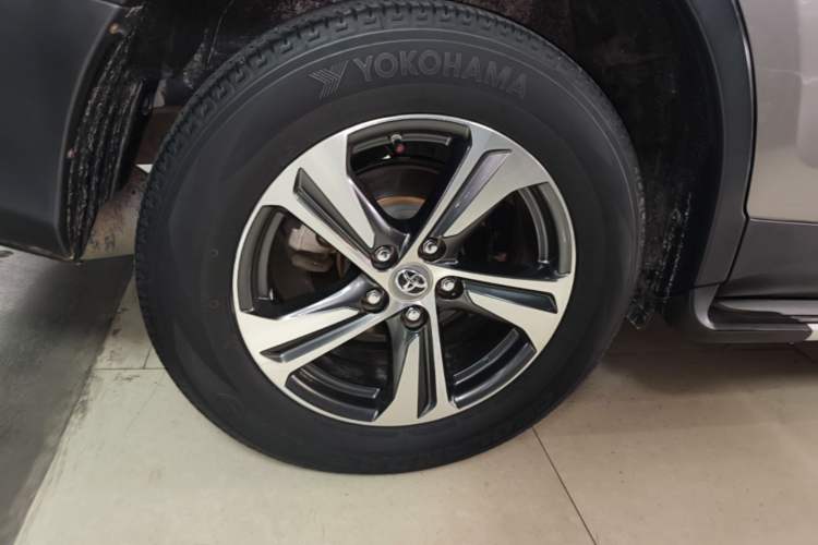 Used Toyota RAV4 2015 2.0L CVT Two-Wheel Drive Fashion Edition Right Rear Wheel Hub