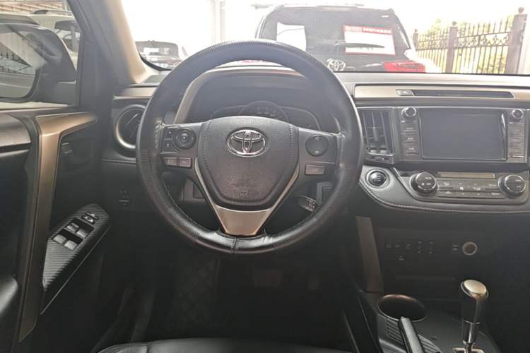 Used Toyota RAV4 2015 2.5L Automatic 4x4 Elite Edition Steering Wheel