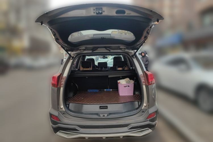 Used Toyota RAV4 2015 2.0L CVT Two-Wheel Drive Fashion Edition Trunk