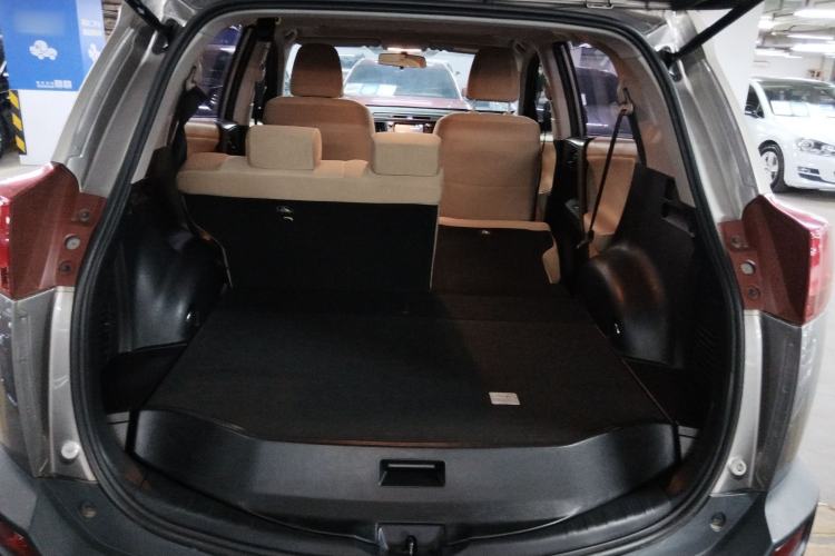 Used Toyota RAV4 2015 2.0L CVT Two-Wheel Drive Fashion Edition Trunk