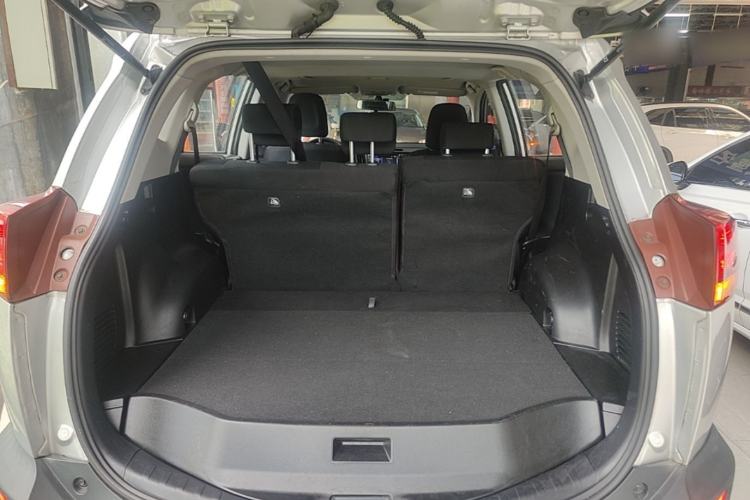 Used Toyota RAV4 2015 2.0L CVT Two-Wheel Drive Fashion Edition Trunk