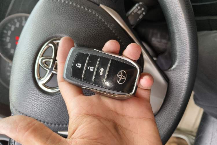 Used Toyota RAV4 2015 2.0L CVT Two-Wheel Drive Fashion Edition Vehicle Key