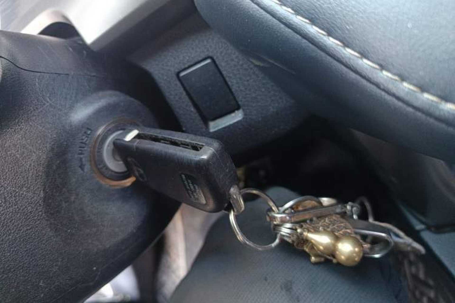 Used Toyota RAV4 2015 2.0L CVT Two-Wheel Drive Fashion Edition Vehicle Key