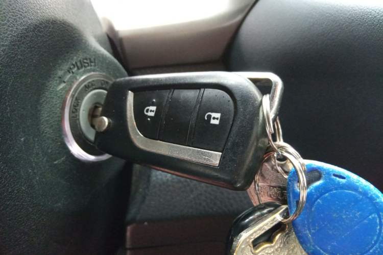 Used Toyota RAV4 2015 2.0L CVT Two-Wheel Drive Fashion Edition Vehicle Key
