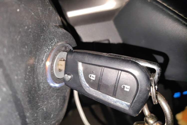 Used Toyota RAV4 2015 2.0L CVT Two-Wheel Drive Fashion Edition Vehicle Key