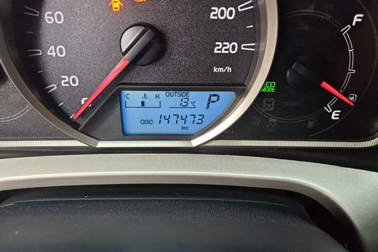 Used Toyota RAV4 2015 2.5L Automatic 4x4 Elite Edition Odometer Close Up