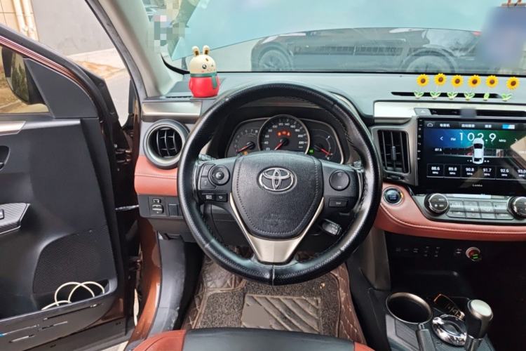 Used Toyota RAV4 2015 2.5L Automatic 4x4 Elite Edition Steering Wheel