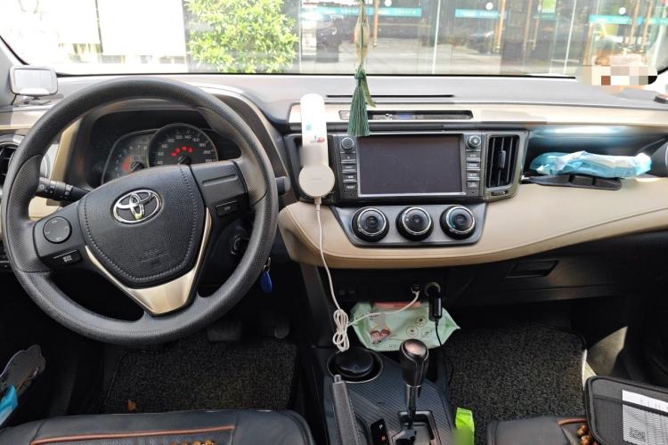 Used Toyota RAV4 2015 2.0L CVT Two-Wheel Drive Urban Edition Center Console