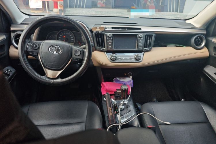Used Toyota RAV4 2015 2.0L CVT Two-Wheel Drive Fashion Edition Center Console