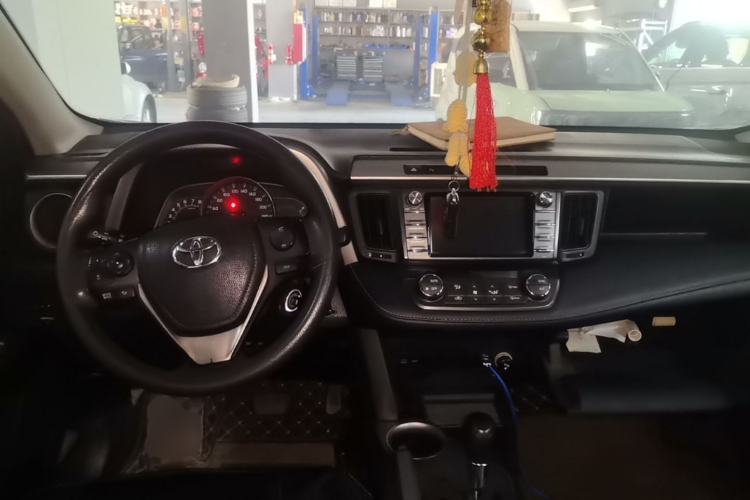 Used Toyota RAV4 2015 2.0L CVT Two-Wheel Drive Fashion Edition Center Console
