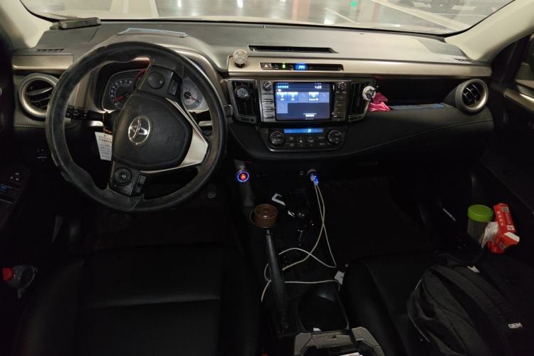Used Toyota RAV4 2015 2.0L CVT Two-Wheel Drive Fashion Edition Center Console