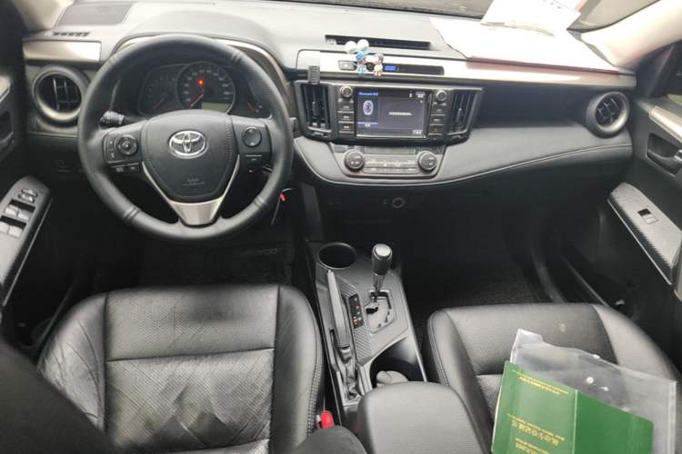 Used Toyota RAV4 2015 2.0L CVT Two-Wheel Drive Fashion Edition Center Console