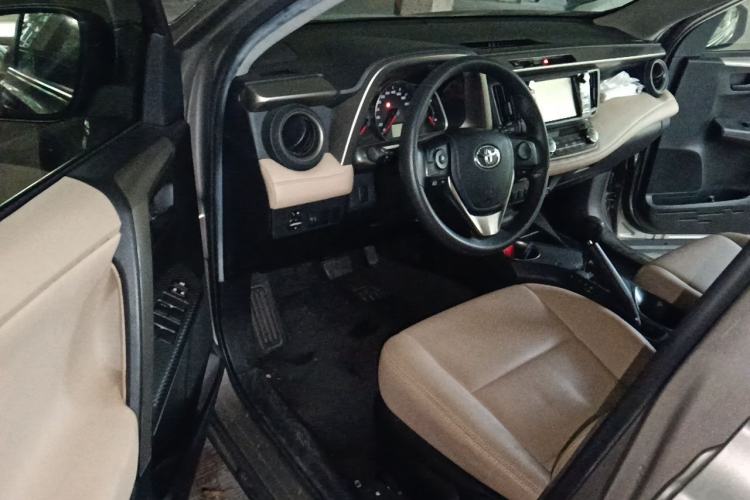 Used Toyota RAV4 2015 2.0L CVT Two-Wheel Drive Fashion Edition Driver Seat