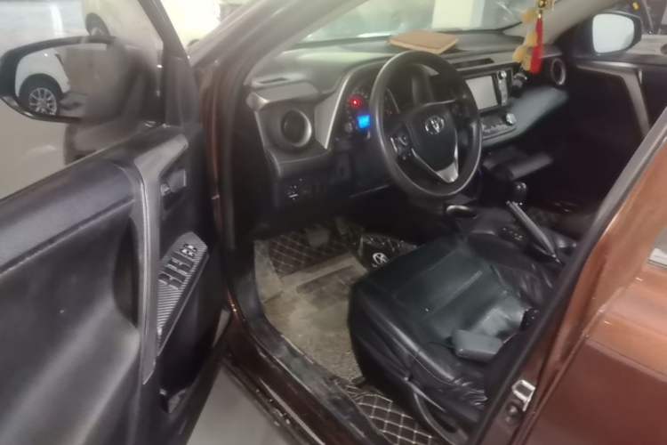 Used Toyota RAV4 2015 2.0L CVT Two-Wheel Drive Fashion Edition Driver Seat