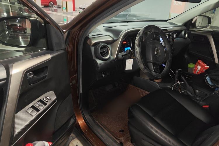 Used Toyota RAV4 2015 2.0L CVT Two-Wheel Drive Fashion Edition Driver Seat