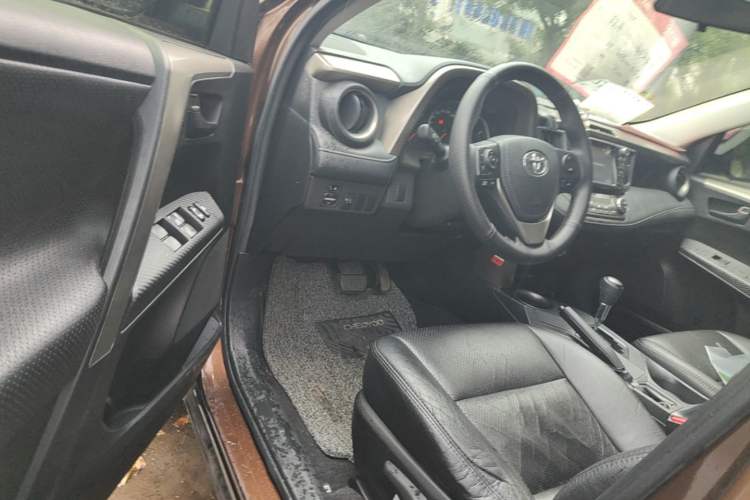 Used Toyota RAV4 2015 2.0L CVT Two-Wheel Drive Fashion Edition Driver Seat