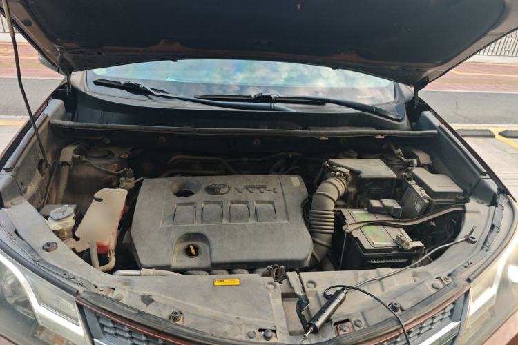 Used Toyota RAV4 2015 2.0L CVT Two-Wheel Drive Fashion Edition Engine Bay