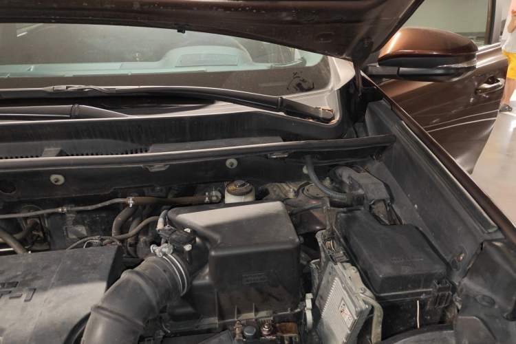 Used Toyota RAV4 2015 2.0L CVT Two-Wheel Drive Fashion Edition Engine Bay Left
