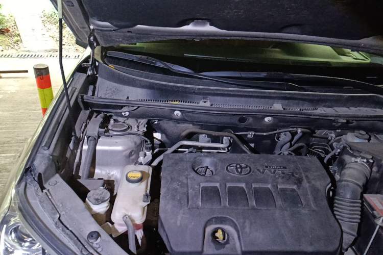 Used Toyota RAV4 2015 2.0L CVT Two-Wheel Drive Fashion Edition Engine Bay Right