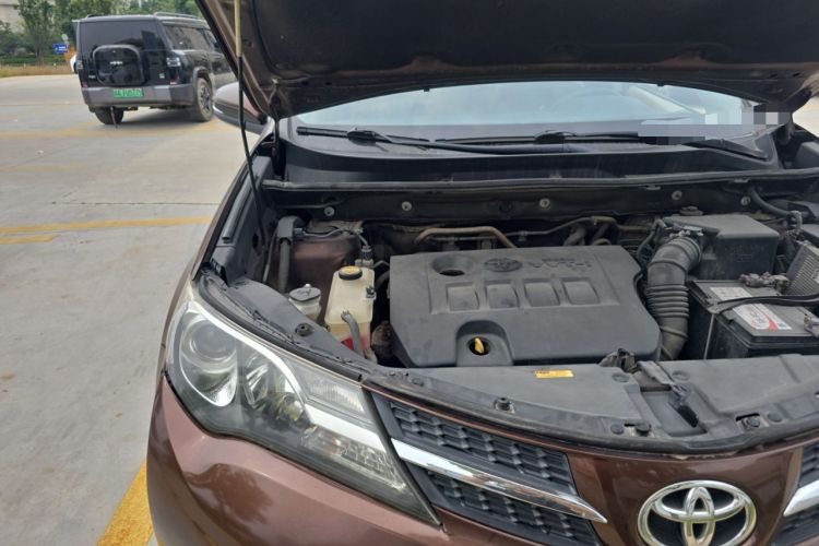 Used Toyota RAV4 2015 2.0L CVT Two-Wheel Drive Fashion Edition Engine Bay Right