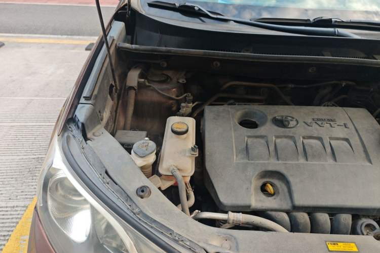 Used Toyota RAV4 2015 2.0L CVT Two-Wheel Drive Fashion Edition Engine Bay Right