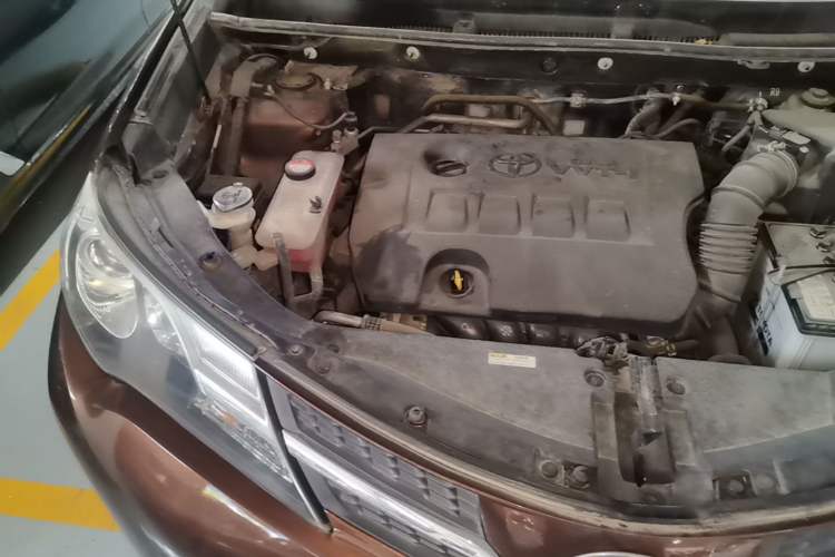 Used Toyota RAV4 2015 2.0L CVT Two-Wheel Drive Fashion Edition Engine Bay Right