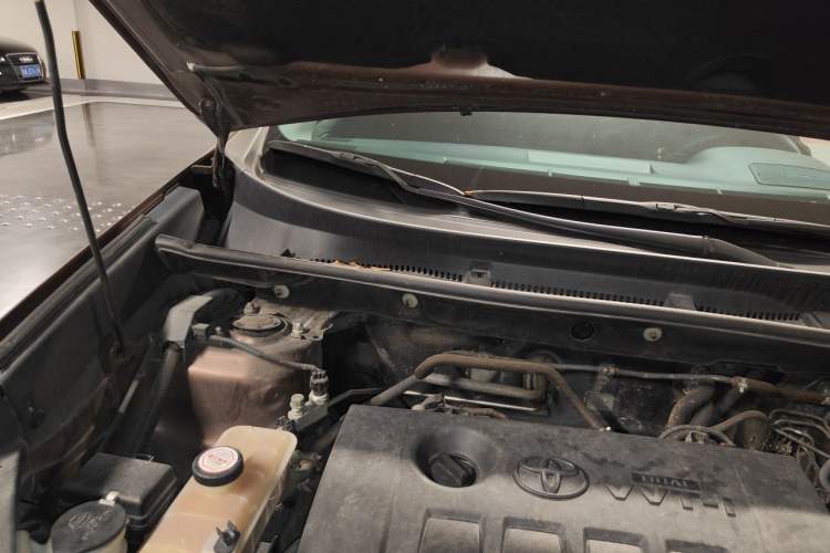 Used Toyota RAV4 2015 2.0L CVT Two-Wheel Drive Fashion Edition Engine Bay Right