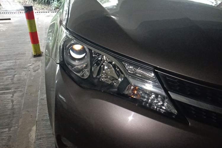 Used Toyota RAV4 2015 2.0L CVT Two-Wheel Drive Fashion Edition Exterior 3