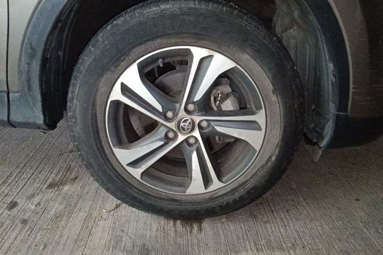 Used Toyota RAV4 2015 2.0L CVT Two-Wheel Drive Fashion Edition Exterior 4
