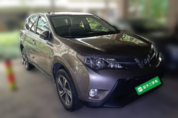 Used Toyota RAV4 2015 2.0L CVT Two-Wheel Drive Fashion Edition Front Right 45 Deg