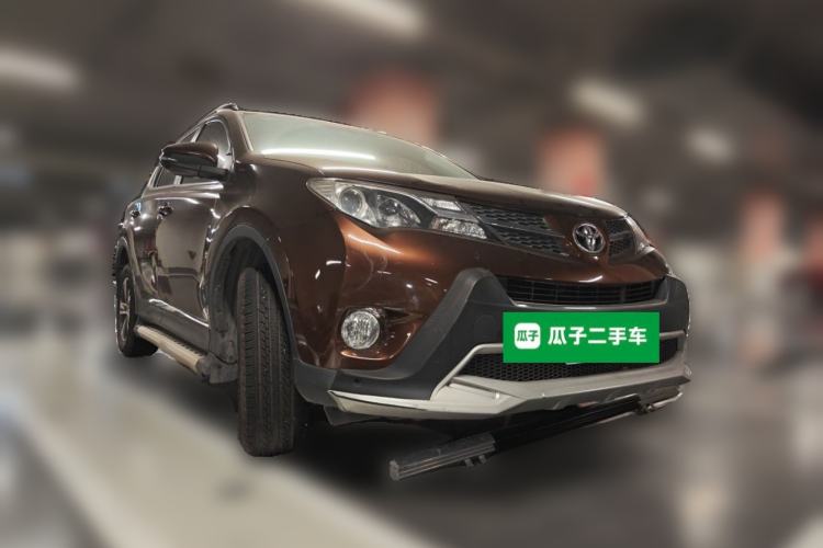 Used Toyota RAV4 2015 2.0L CVT Two-Wheel Drive Fashion Edition Front Right 45 Deg