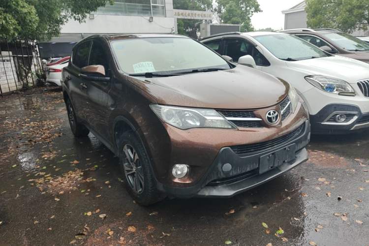 Used Toyota RAV4 2015 2.0L CVT Two-Wheel Drive Fashion Edition Front Right 45 Deg