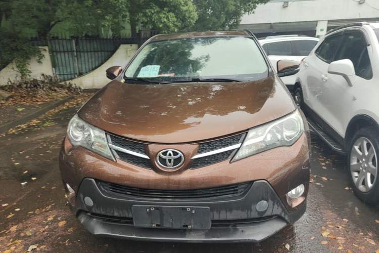 Used Toyota RAV4 2015 2.0L CVT Two-Wheel Drive Fashion Edition Front