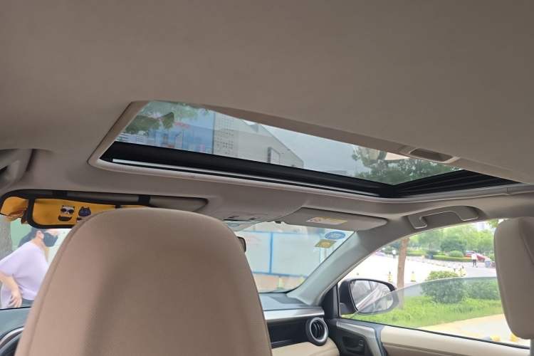 Used Toyota RAV4 2015 2.0L CVT Two-Wheel Drive Fashion Edition Headliner