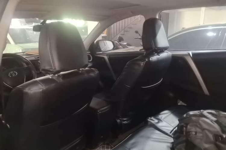 Used Toyota RAV4 2015 2.0L CVT Two-Wheel Drive Fashion Edition Headliner
